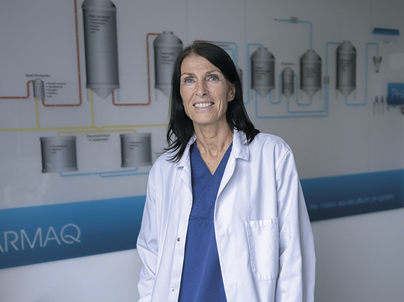 Fagoperatør: Apotektekniker Anne-Britt Grongstad har tatt fagbrev i kjemi og prosessfag, og er sentral i produksjonen av Pharmaqs fiskevaksiner. Foto: Kristin Rosmo