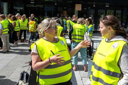 Farmaceutenes leder, Birgitte Lloyd, og hovedtillitsvalgt ved DMP, Pernille Harg, oppdaterer hverandre om ståa i streiken