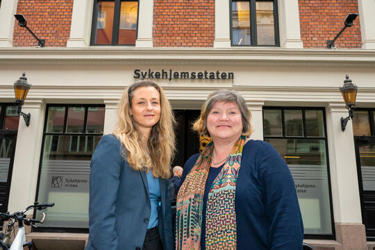 Sykehjemsfarmasøytene i Oslo, Julie Wendelbo (til venstre) og Elin ­Trapnes,