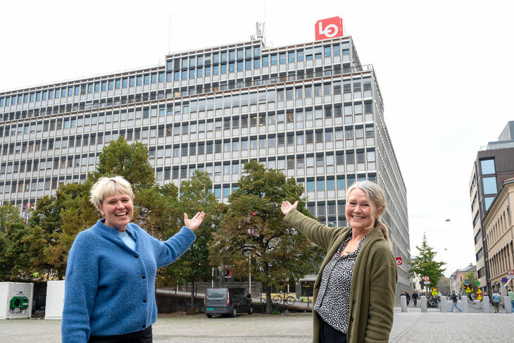 Kristin Svanqvist (til venstre) og Hege Helm foran Folkets Hus.